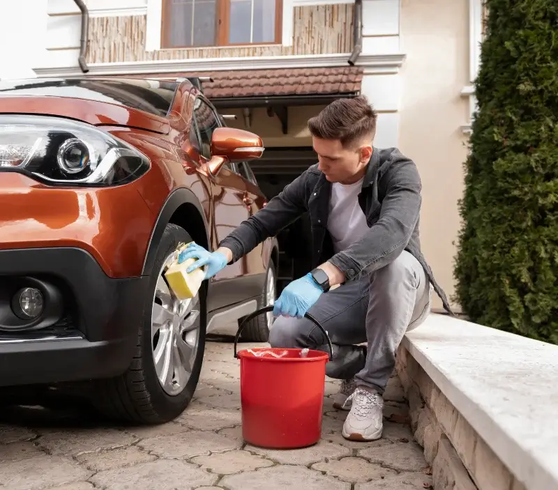 Lavage auto à domicile Escolives-Sainte-Camille : professionnel intervenant sur un véhicule